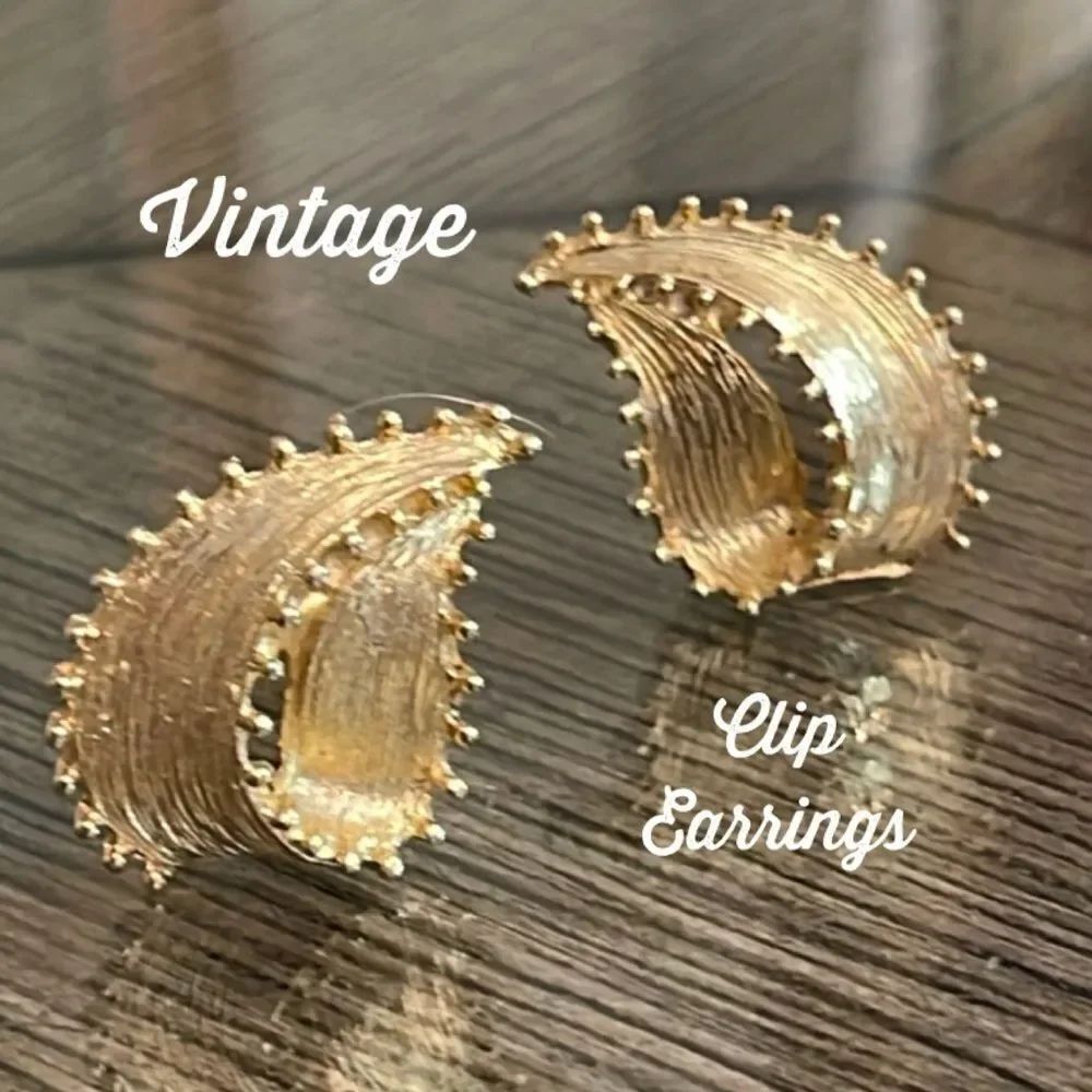 Vintage Leave Shaped Gold-tone Clip Earrings